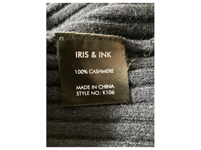 Iris & Ink V-Ausschnitt Rippstrickpullover aus marineblauem Kaschmir - Ansicht 12