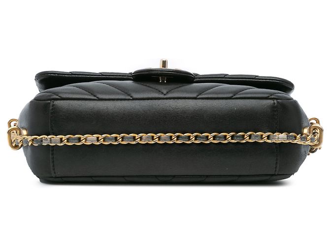 Chanel Mini Rectangulaire Noir Chevron en Agneau avec Chaîne autour du Rabat - vue 3