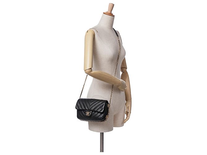 Chanel Mini Rectangulaire Noir Chevron en Agneau avec Chaîne autour du Rabat - vue 9