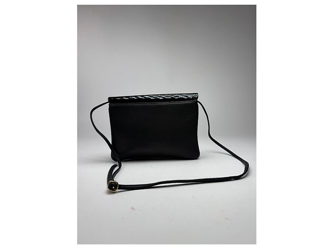 Vintage Givenchy 4G Handtasche aus Lackleder schwarz - Ansicht 4