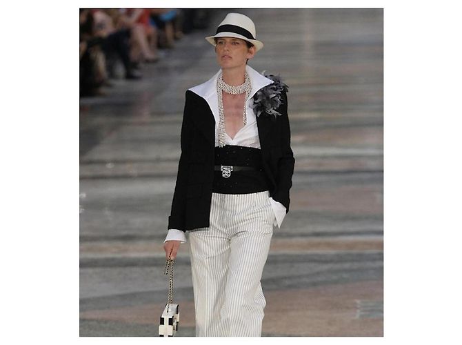 Chanel Cruise 2017 17C Schwarze Tweed Camelia Pin Jacke - Ansicht 2
