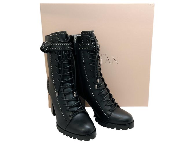 Botas de salto Evelyn pretas com tachas e cadarços de Alexandre Birman - vista 6