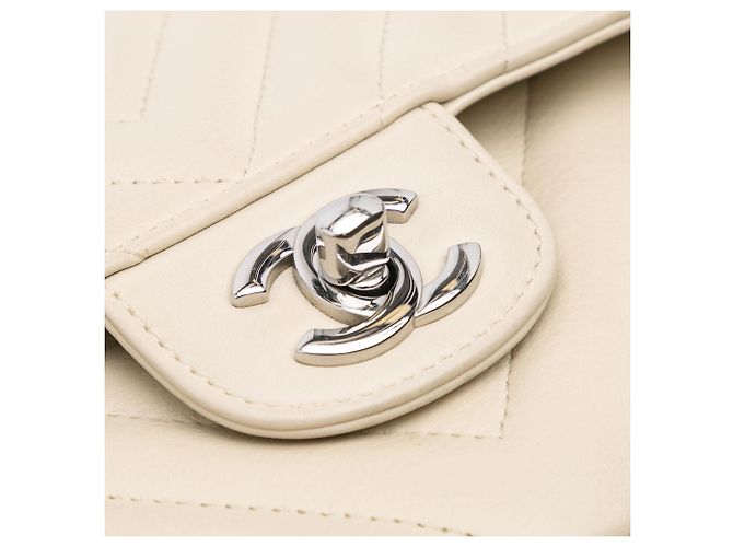 Chanel Bianco Piccolo Classico Chevron in Pelle di Agnello Doppio Flap Bianco sporco - vista 10