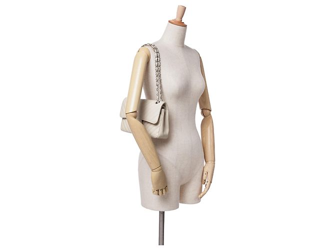 Chanel Bianco Piccolo Classico Chevron in Pelle di Agnello Doppio Flap Bianco sporco - vista 11