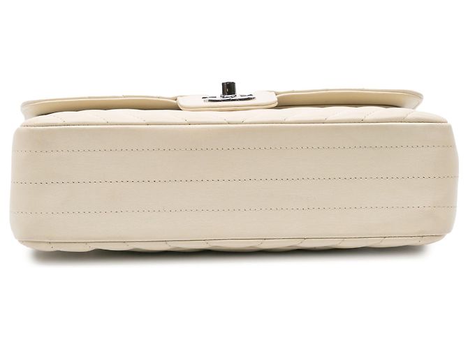 Chanel Bianco Piccolo Classico Chevron in Pelle di Agnello Doppio Flap Bianco sporco - vista 3