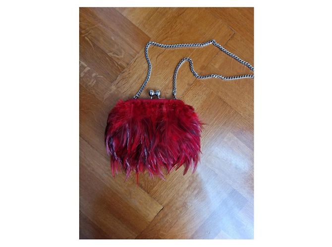 Clutch de plumas Stuart Weitzman roja - vista 2