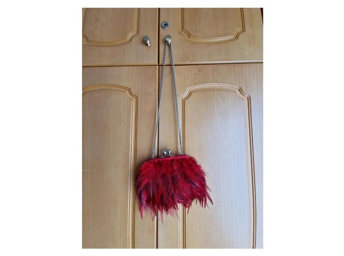 Clutch de plumas Stuart Weitzman roja - vista 5