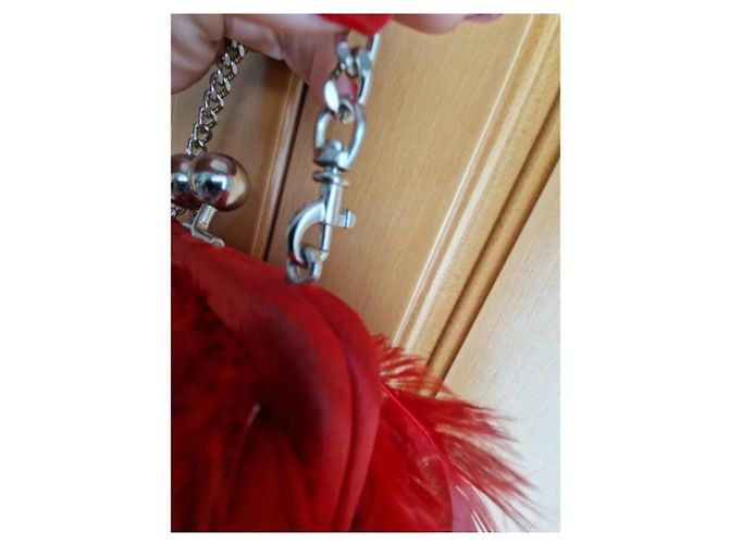 Clutch de plumas Stuart Weitzman roja - vista 6