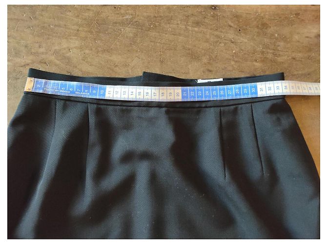Lanvin Rockanzug aus Wolle in Schwarz mit Samtkragen - Ansicht 5