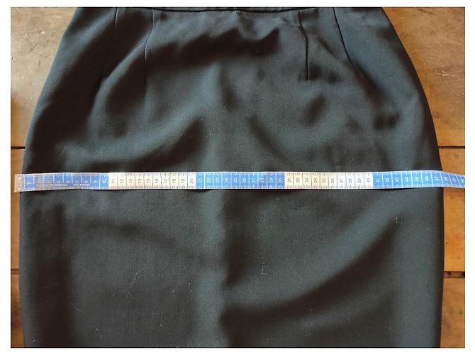 Lanvin Rockanzug aus Wolle in Schwarz mit Samtkragen - Ansicht 6
