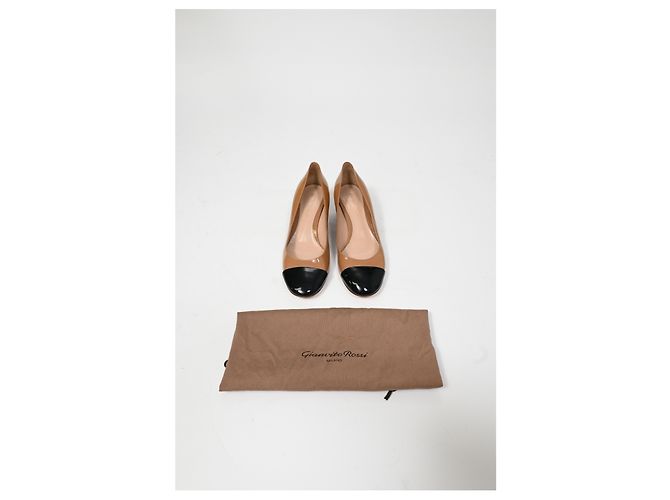 Décolleté Gianvito Rossi con punta in vernice marrone e nera - vista 14