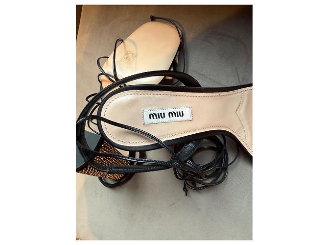 Sandali con tacco Miu Miu in satin nero con laccio alla caviglia - vista 11