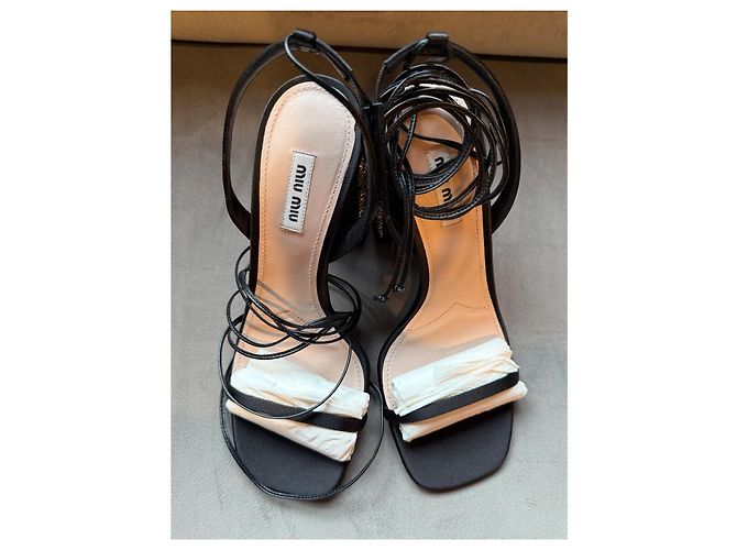 Sandali con tacco Miu Miu in satin nero con laccio alla caviglia - vista 4