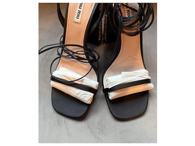 Sandali con tacco Miu Miu in satin nero con laccio alla caviglia - vista 5
