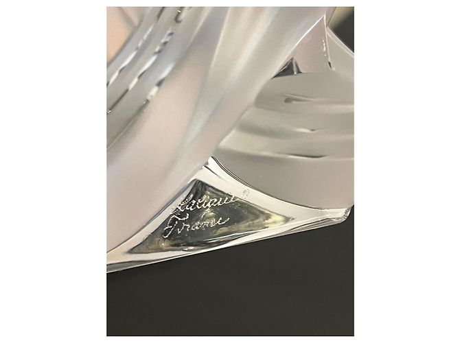 Vase Lalique en cristal blanc avec décoration ruban - vue 5