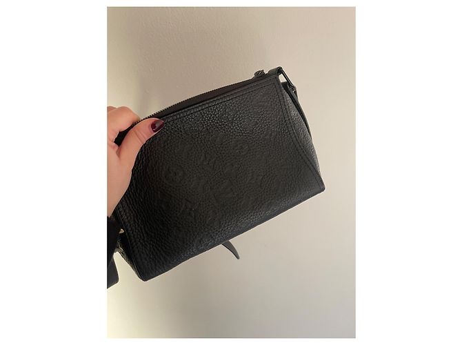 Bolso Triangular Louis Vuitton Negro de Cuero - vista 10