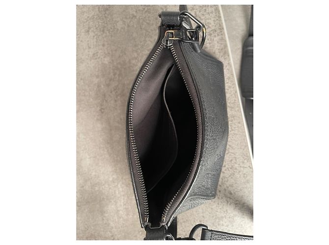 Bolso Triangular Louis Vuitton Negro de Cuero - vista 12