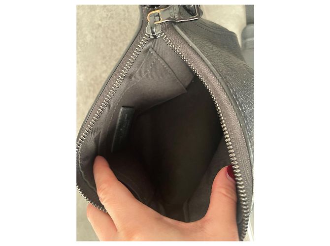 Bolso Triangular Louis Vuitton Negro de Cuero - vista 13
