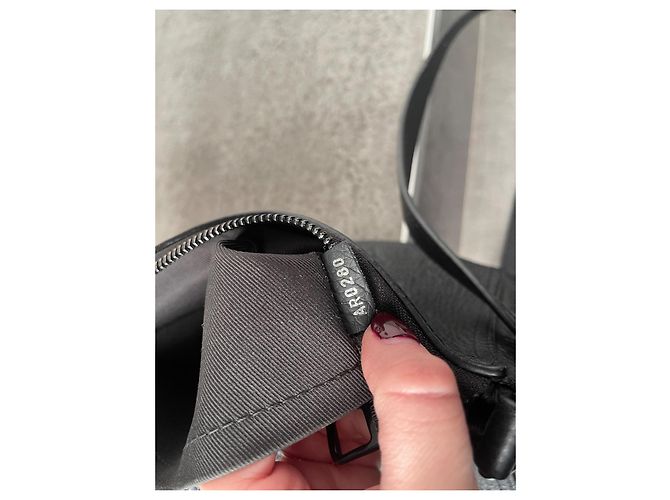 Bolso Triangular Louis Vuitton Negro de Cuero - vista 14