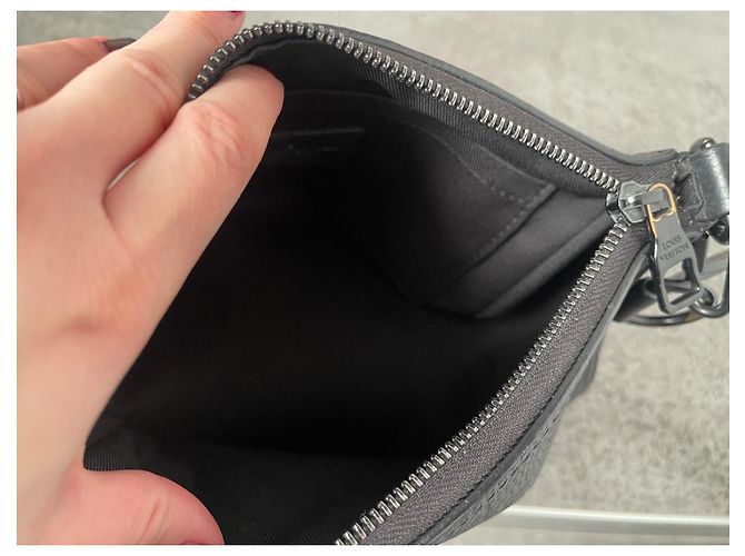 Bolso Triangular Louis Vuitton Negro de Cuero - vista 15