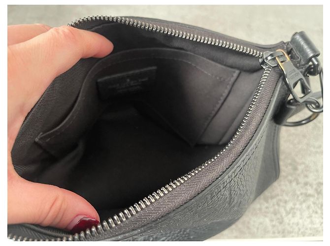 Bolso Triangular Louis Vuitton Negro de Cuero - vista 16