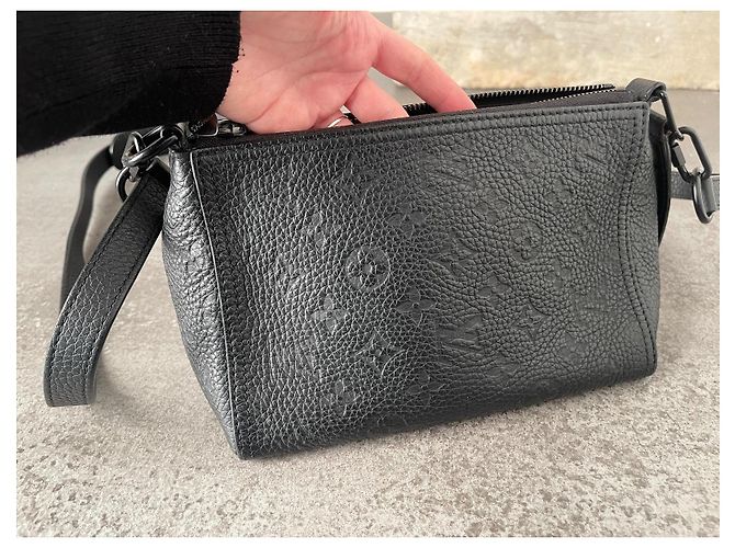 Bolso Triangular Louis Vuitton Negro de Cuero - vista 17