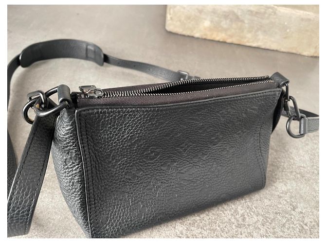 Bolso Triangular Louis Vuitton Negro de Cuero - vista 18