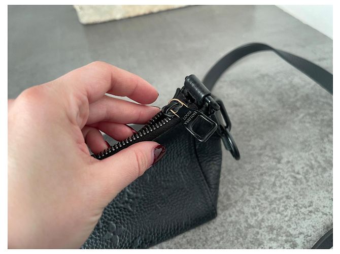 Bolso Triangular Louis Vuitton Negro de Cuero - vista 19
