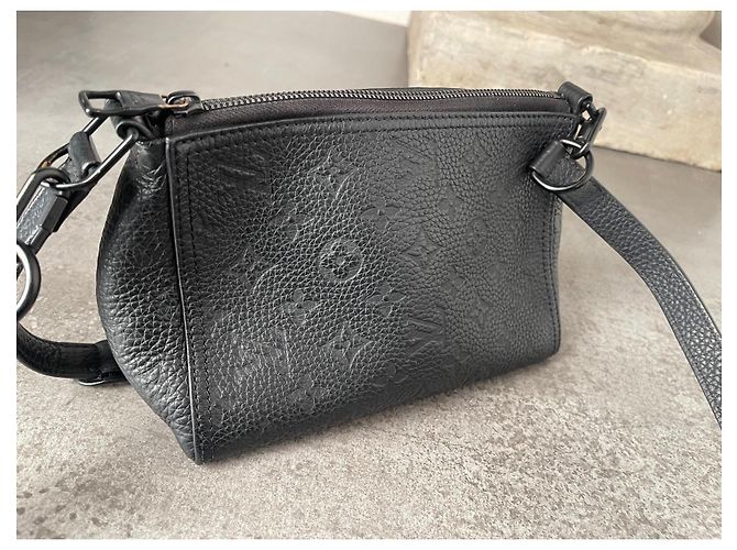 Bolso Triangular Louis Vuitton Negro de Cuero - vista 2