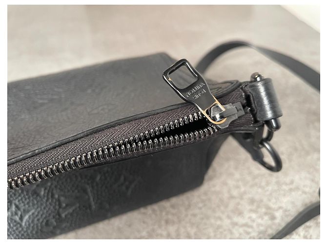 Bolso Triangular Louis Vuitton Negro de Cuero - vista 20