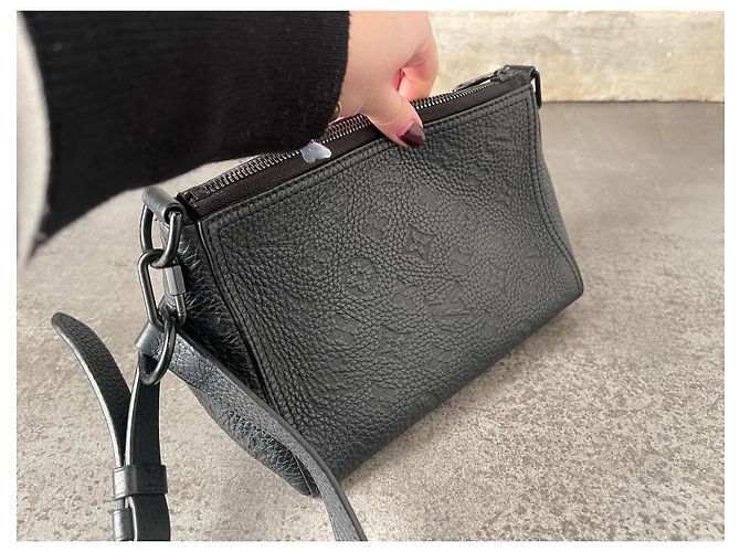 Bolso Triangular Louis Vuitton Negro de Cuero - vista 3