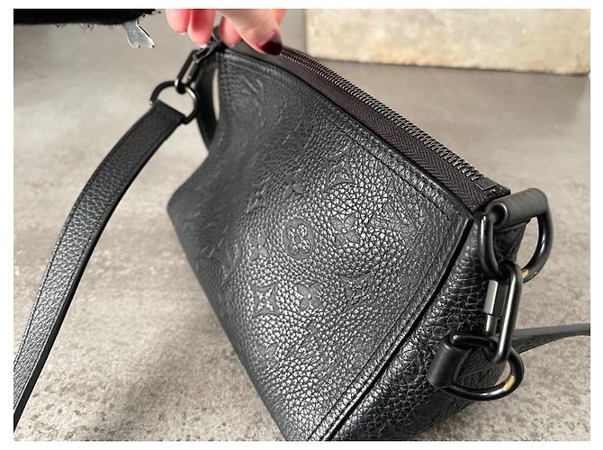Bolso Triangular Louis Vuitton Negro de Cuero - vista 4