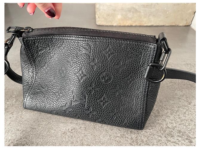 Bolso Triangular Louis Vuitton Negro de Cuero - vista 5