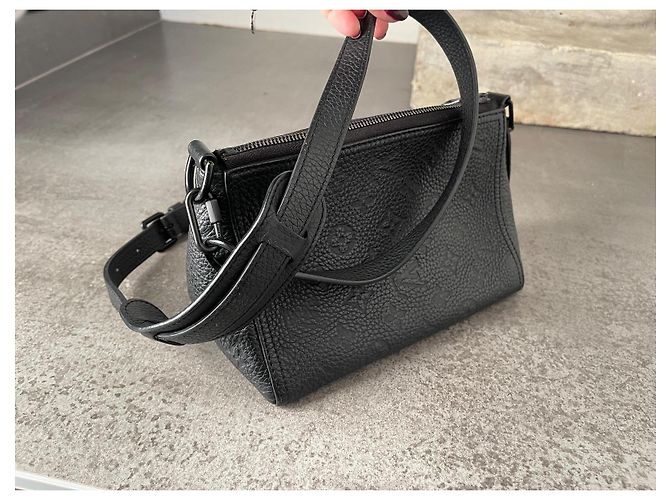 Bolso Triangular Louis Vuitton Negro de Cuero - vista 6