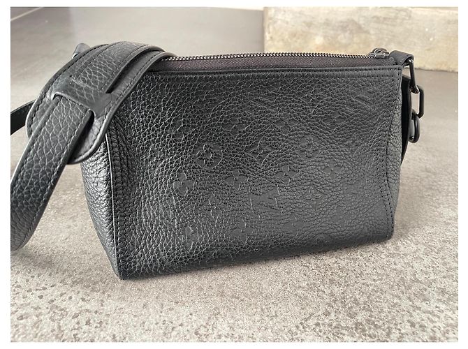 Bolso Triangular Louis Vuitton Negro de Cuero - vista 7