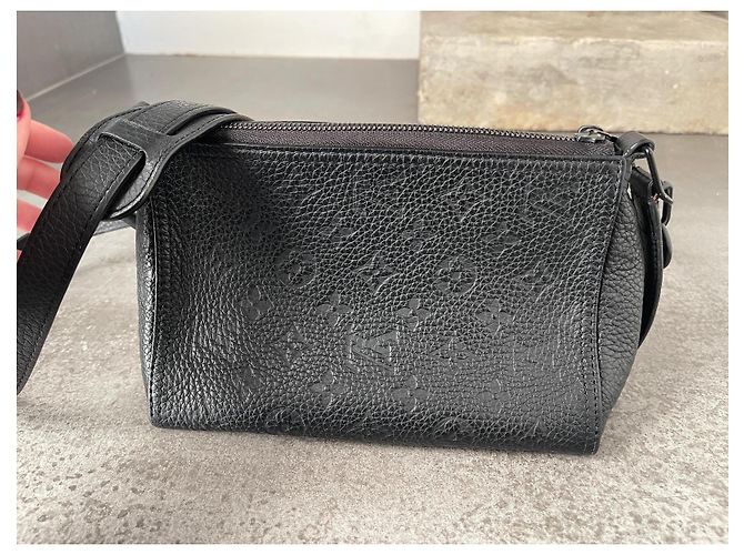 Bolso Triangular Louis Vuitton Negro de Cuero - vista 8