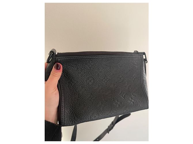 Bolso Triangular Louis Vuitton Negro de Cuero - vista 9