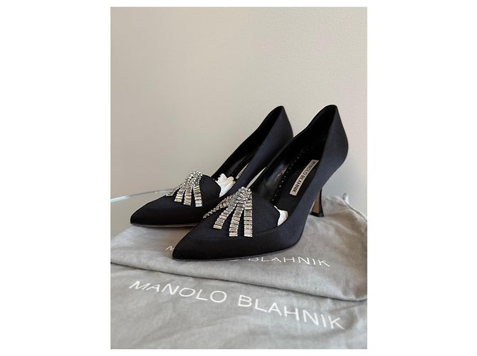 Manolo Blahnik Pumps aus schwarzer Seide mit Kristallschließe - Ansicht 11