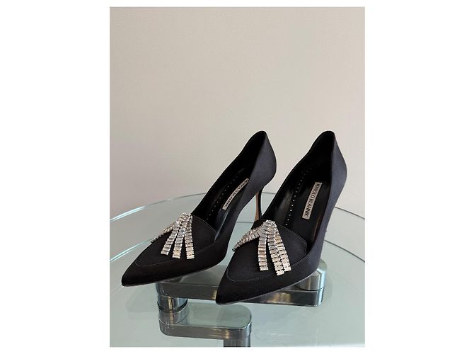 Manolo Blahnik Pumps aus schwarzer Seide mit Kristallschließe - Ansicht 3