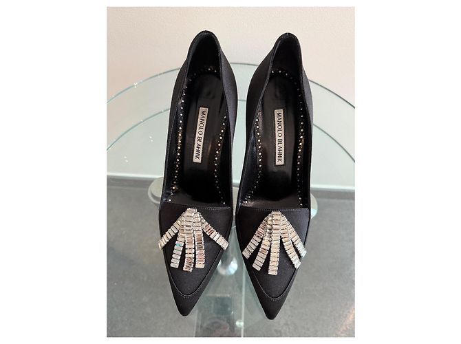 Manolo Blahnik Pumps aus schwarzer Seide mit Kristallschließe - Ansicht 4
