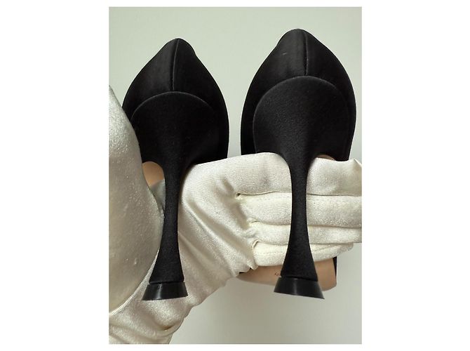 Manolo Blahnik Pumps aus schwarzer Seide mit Kristallschließe - Ansicht 7