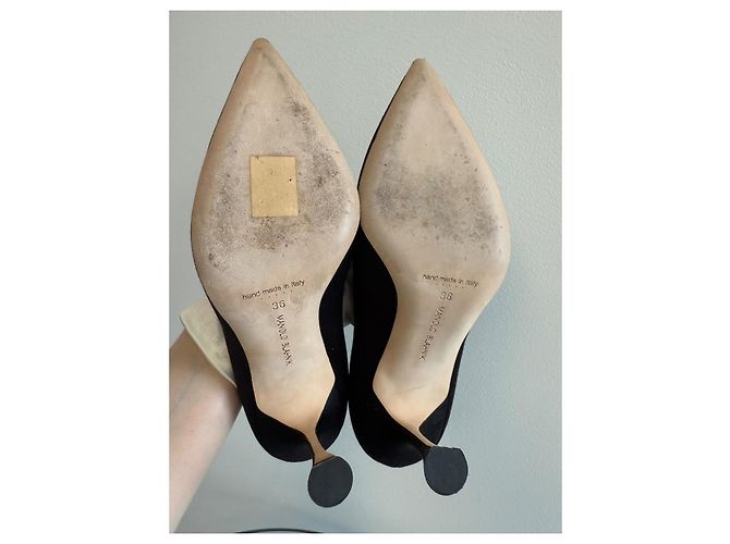 Manolo Blahnik Pumps aus schwarzer Seide mit Kristallschließe - Ansicht 8