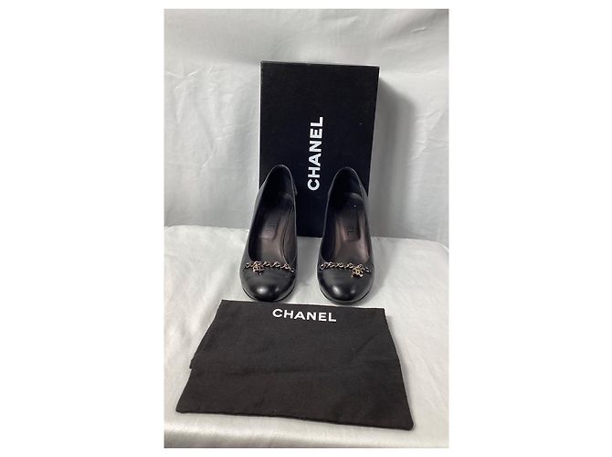 Timeless Schwarze Leder-Pumps mit CC-Kettendetail von Chanel - Ansicht 10