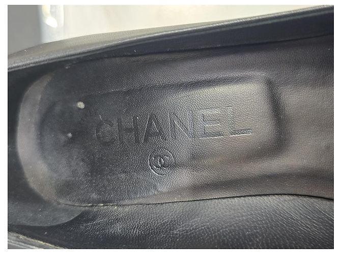 Timeless Schwarze Leder-Pumps mit CC-Kettendetail von Chanel - Ansicht 13