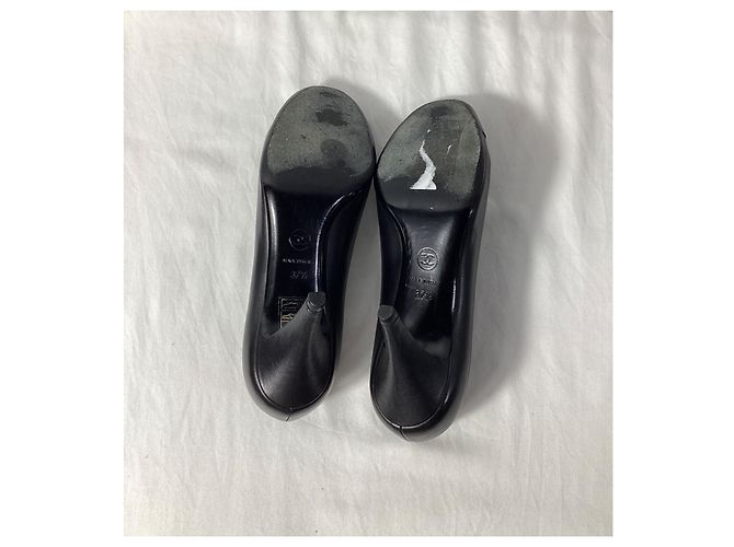 Timeless Schwarze Leder-Pumps mit CC-Kettendetail von Chanel - Ansicht 14