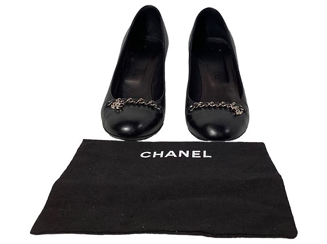 Timeless Schwarze Leder-Pumps mit CC-Kettendetail von Chanel - Ansicht 2
