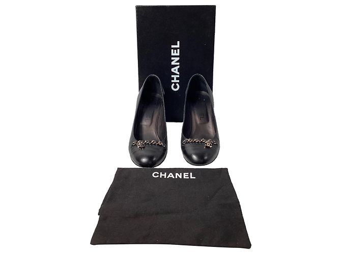 Timeless Schwarze Leder-Pumps mit CC-Kettendetail von Chanel - Ansicht 3