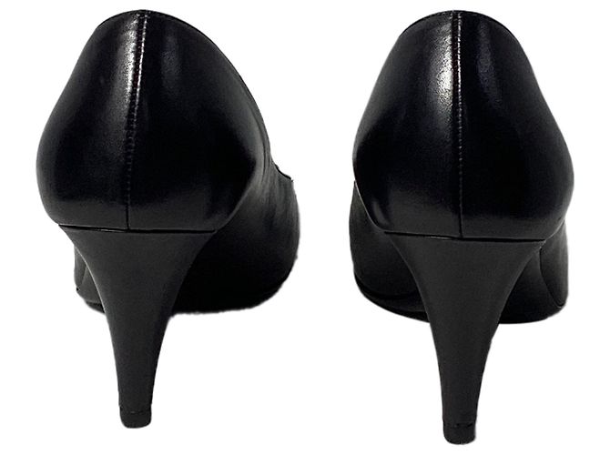 Timeless Schwarze Leder-Pumps mit CC-Kettendetail von Chanel - Ansicht 5