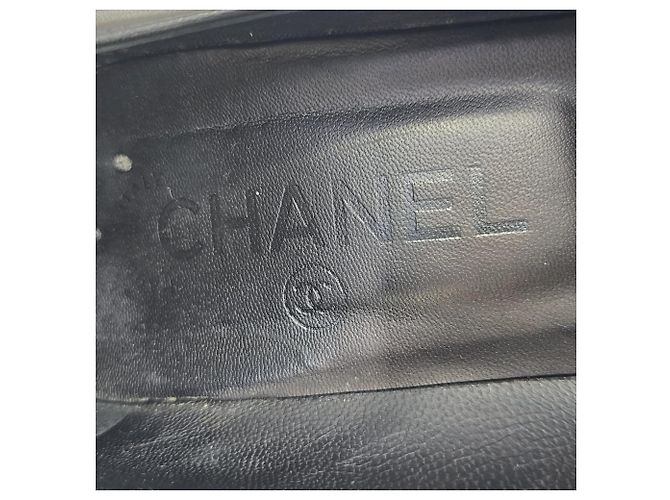 Timeless Schwarze Leder-Pumps mit CC-Kettendetail von Chanel - Ansicht 6