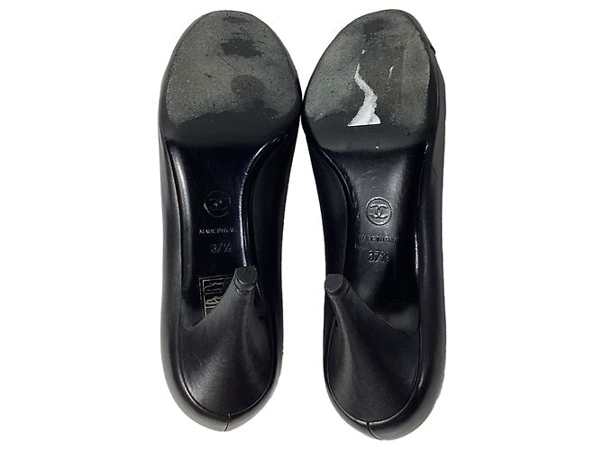 Timeless Schwarze Leder-Pumps mit CC-Kettendetail von Chanel - Ansicht 7